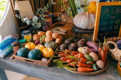 Hyper-Local and Seasonal Menus