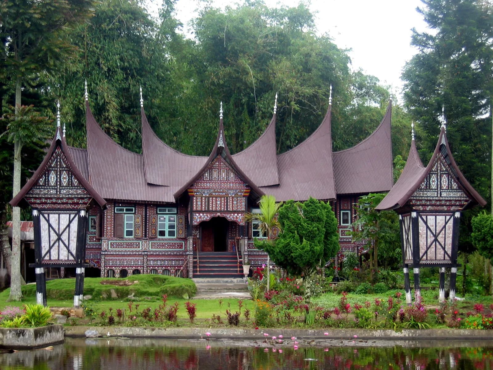 #2 Rumah Gadang (Minangkabau) — Top 10 Traditional Houses of Indonesia 2026